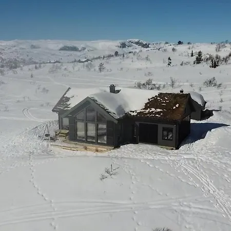 Off-grid With Mountain Views Semesterbostad