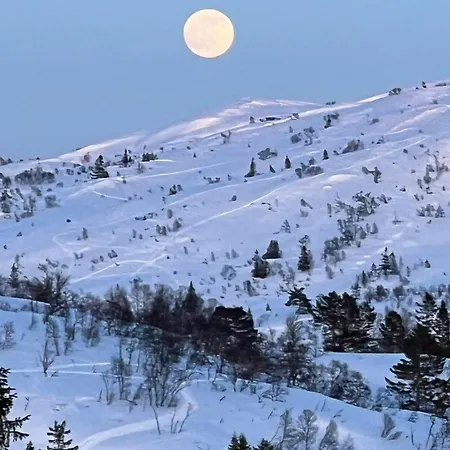 Off-grid With Mountain Views